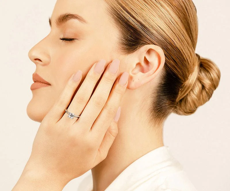 Captivating Cushion Cut Lab-Grown Diamond Solitaire Engagement Ring with 1.00 ct.(finished) 5.5mm - Image 4