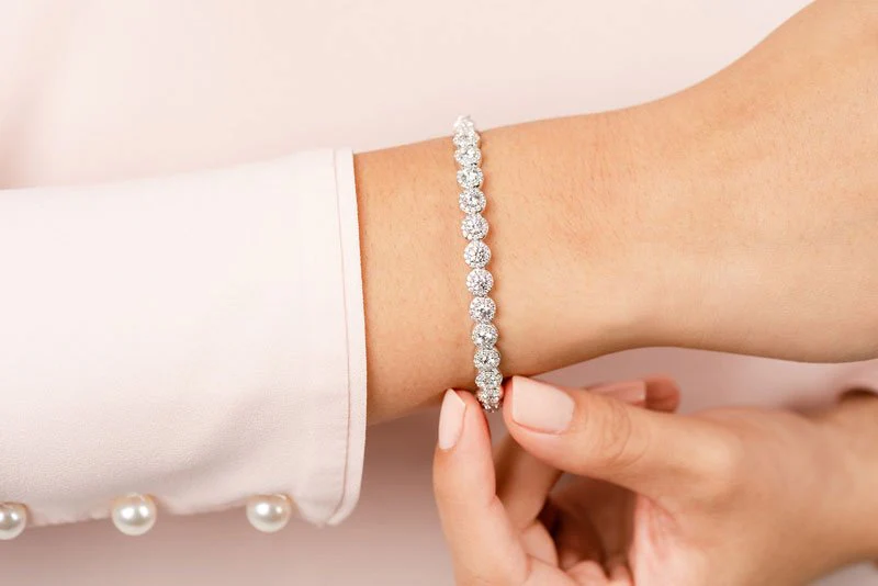 Divinely Dazzling Halo Bangle Diamond Bracelet with 4.31 ct.(finished) 1.1mm, 4.2mm - Image 4