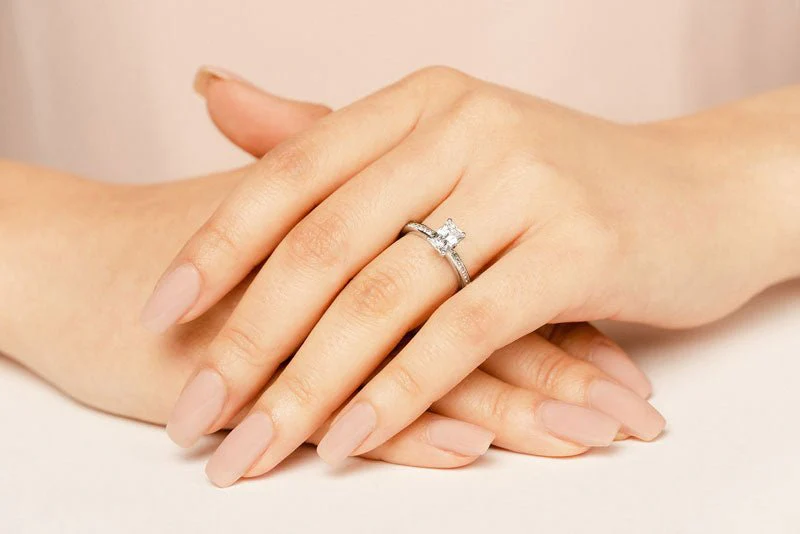 Exquisite Emerald Cut Diamond Engagement Ring with 1.21 ct. (1.00 ct. center diamond) - Image 4
