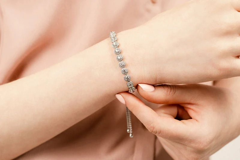 Round Halo Adjustable Lab-Grown Diamond Bracelet with 2.04 ct.(finished) 1mm, 3.2mm - Image 4