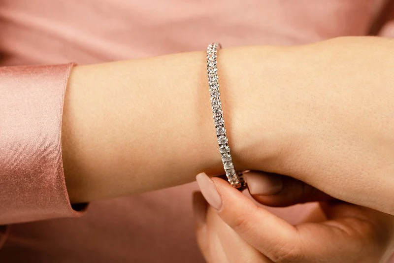 Shared Prong Oval Diamond Bangle with 2.02 ct.(finished) 2.5mm - Image 4