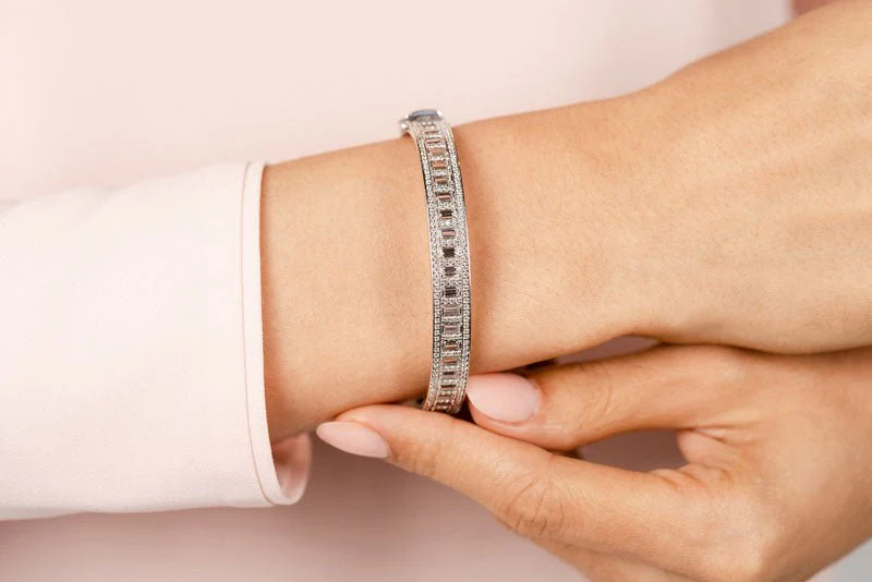 Sleek And Stylish Baguette Lab-Grown Diamond Bangle with 4.30 ct.(finished) 4x2mm, 1.1mm - Image 4