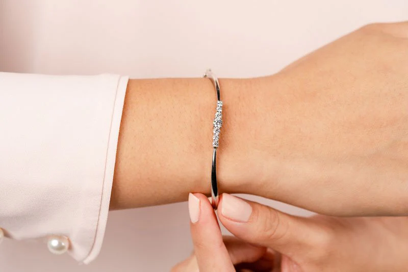 Stylish Seven Stone Diamond Bangle with 1.00 ct.(finished) 2.9mm, 3.5mm, 4.2mm - Image 3